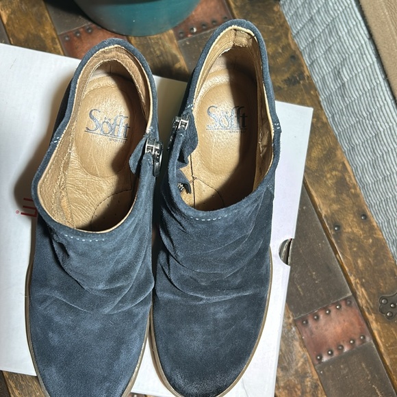 Maybe worn once Sofft brand dark blue ankle booties - Picture 3 of 3